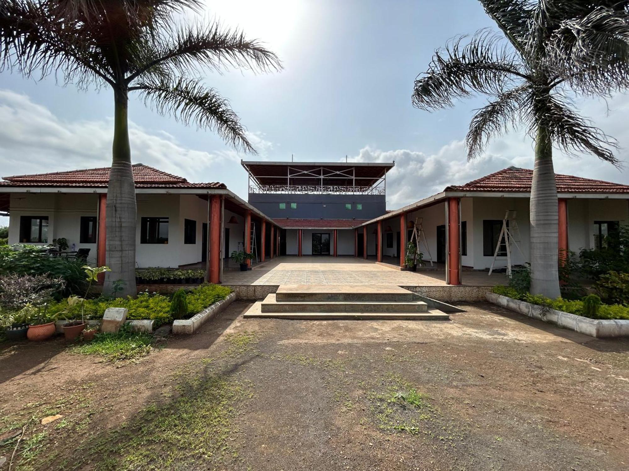 The Sunset Lawns Villa Пюн Екстериор снимка